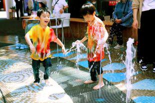 水で遊ぶ子ども達